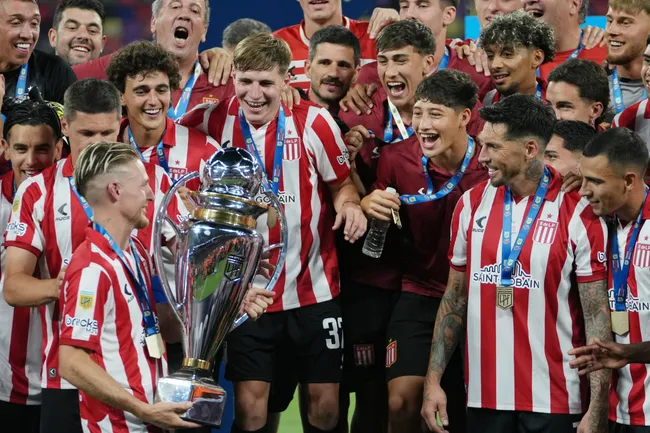 Ascacibar (com a taça) foi campeão argentino pelo Estudiantes. Foto: Joaquín Camiletti/Getty Images.