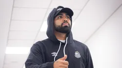 Gabigol durante chegada do time na Arena Barueri