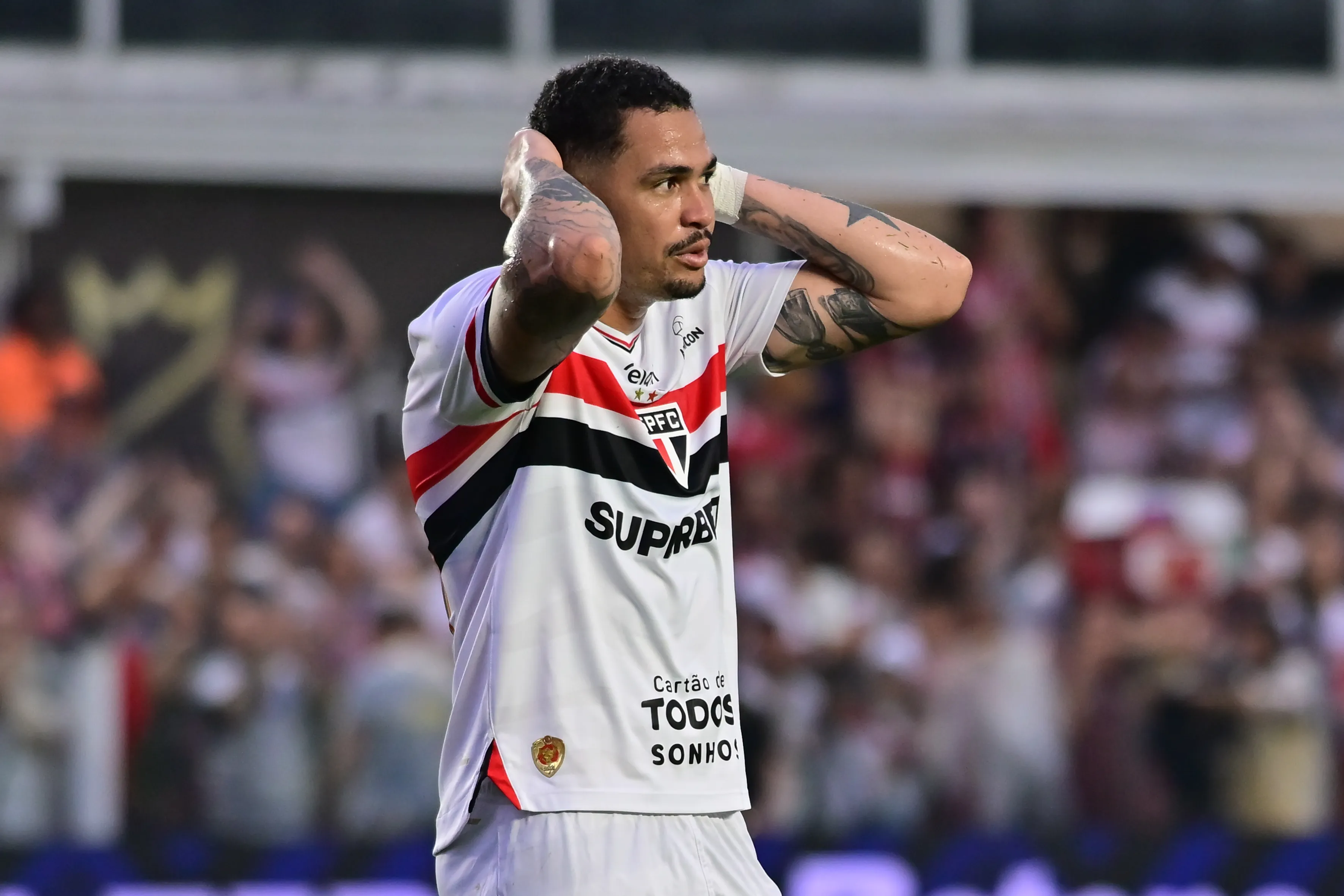 SP – SANTOS – 23/11/2025 – BRASILEIRO A 2025, SAO PAULO X JUVENTUDE – LUCIANO jogador do Sao Paulo lamenta durante partida contra o Juventude no estadio Vila Belmiro pelo campeonato Brasileiro A 2025. Foto: Jota Erre/AGIF