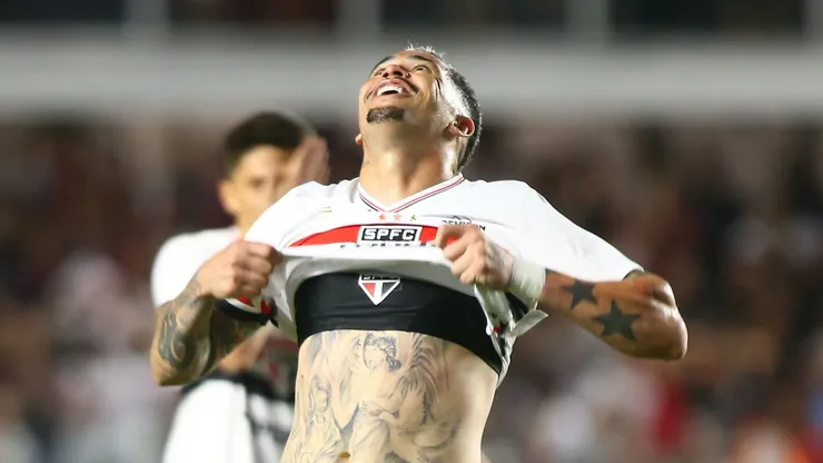 Luciano concentra esperanças do São Paulo, decide jogos e divide a torcida sobre status de ídolo — Foto Mauricio De SouzaAGIF