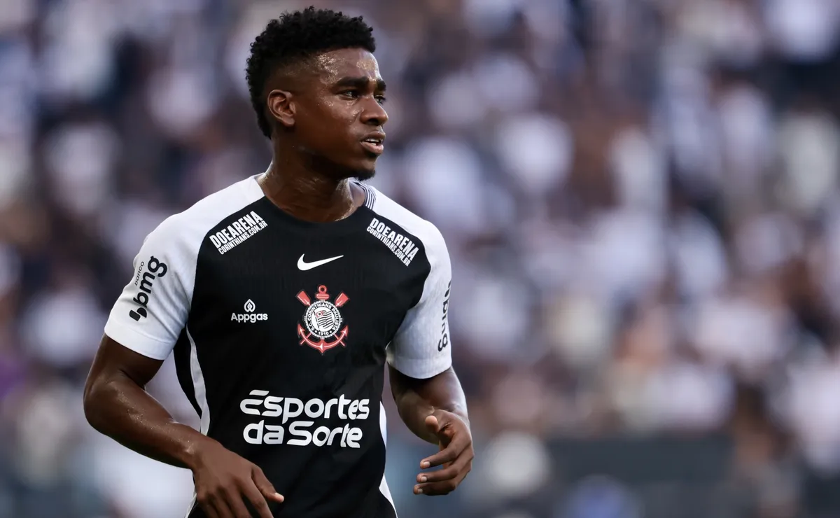 Félix Torres treinando no Internacional: anúncio da contratação agendado para breve