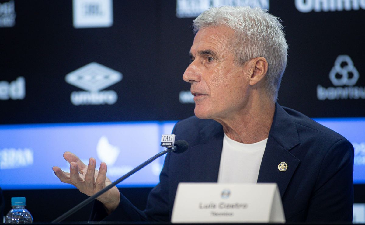 Luís Castro esclarece polêmica sobre mudança de nomes de jogadores no Grêmio após vitória