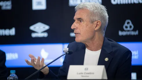 RS – PORTO ALEGRE – 22/12/2025 – GREMIO, APRESENTACAO DE LUIS CASTRO – Luis Castro fala aos jornalista durante sua apresentacao oficial como tecnico do Gremio em coletiva de imprensa realizada no Arena do Gremio. Foto: Maxi Franzoi/AGIF
