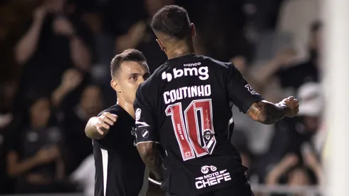 Coutinho comemora gol contra o Maricá pelo Campeonato Carioca
