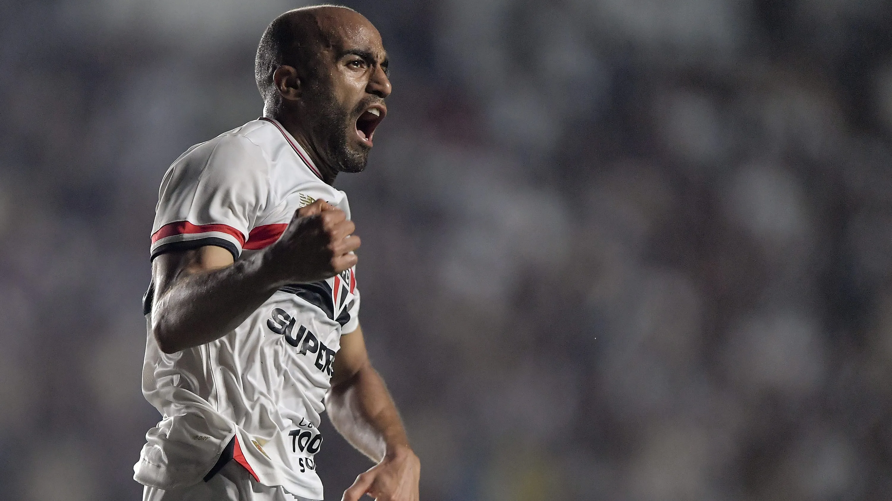 RJ – RIO DE JANEIRO – 02/11/2025 – BRASILEIRO A 2025, VASCO X SAO PAULO – Lucas Moura jogador do Sao Paulo comemora seu gol durante partida contra o Vasco no estadio Sao Januario pelo campeonato Brasileiro A 2025. Foto: Thiago Ribeiro/AGIF