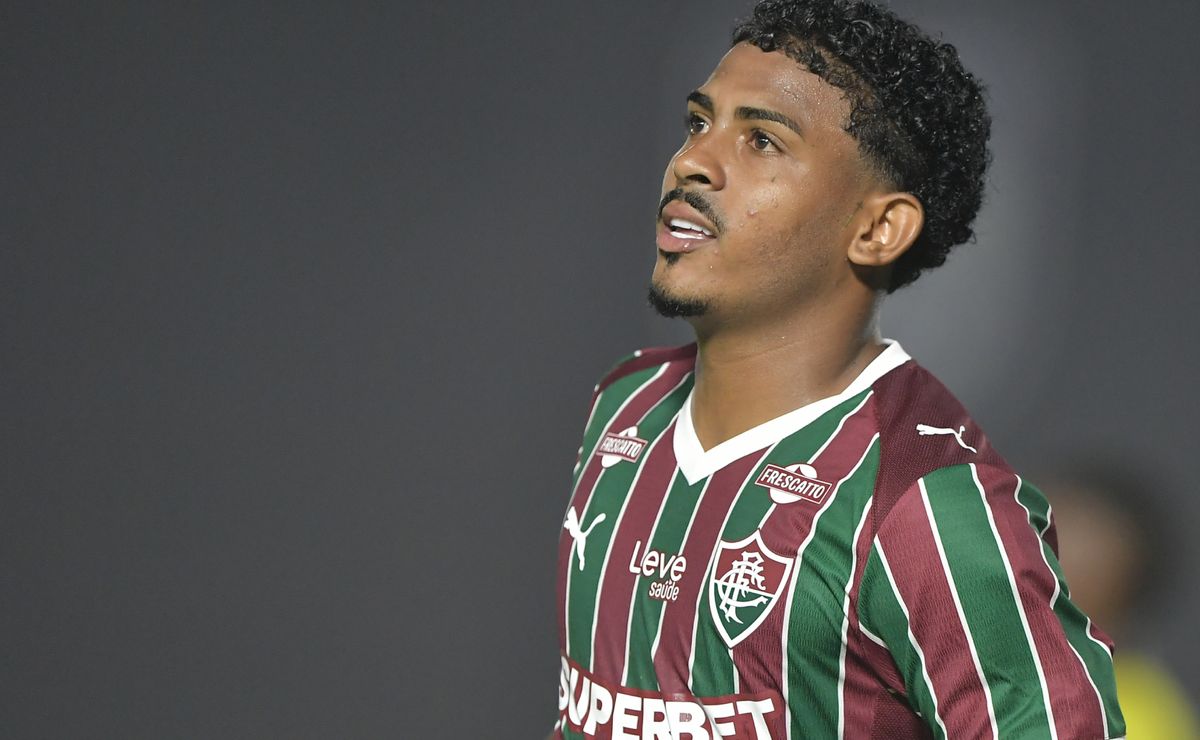 John Kennedy sofre entorse no tornozelo e preocupa o Fluminense ao deixar estádio de muletas