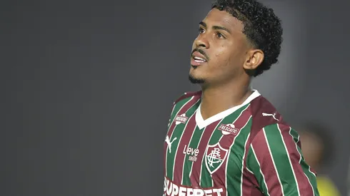 John Kennedy deixou o estádio de bota e muletas – Foto: Thiago Ribeiro/AGIF
