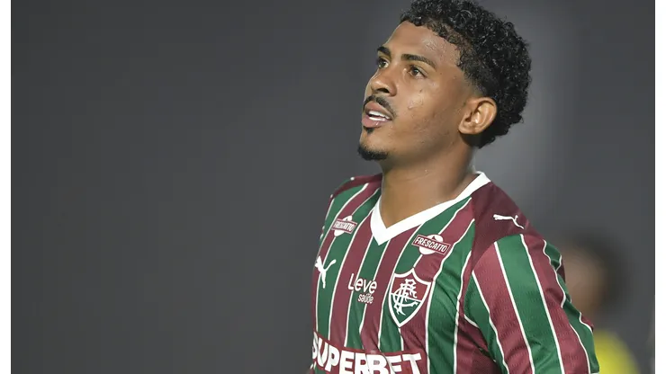 John Kennedy deixou o estádio de bota e muletas - Foto: Thiago Ribeiro/AGIF