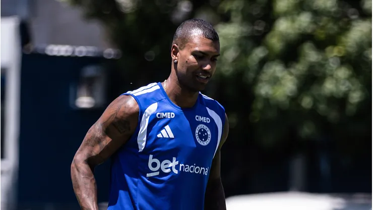 Walace em ação pelo Cruzeiro nos treinamentos