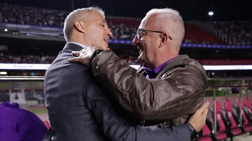Hernan Crespo tecnico do Sao Paulo e Dorival Junior tecnico do corinthians se cumprimentam durante partida contra o Corinthians no estadio Morumbi pelo campeonato Brasileiro A 2025. Foto: Ettore Chiereguini/AGIF

