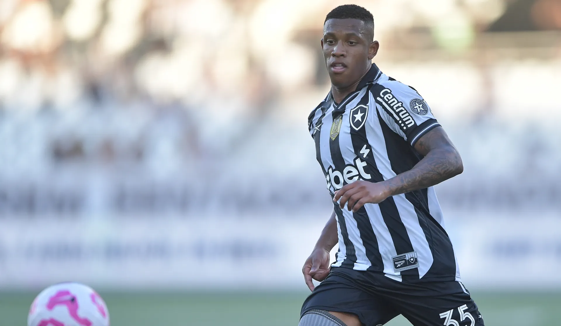 Danilo em ação pelo Botafogo – Foto: Thiago Ribeiro/AGIF
