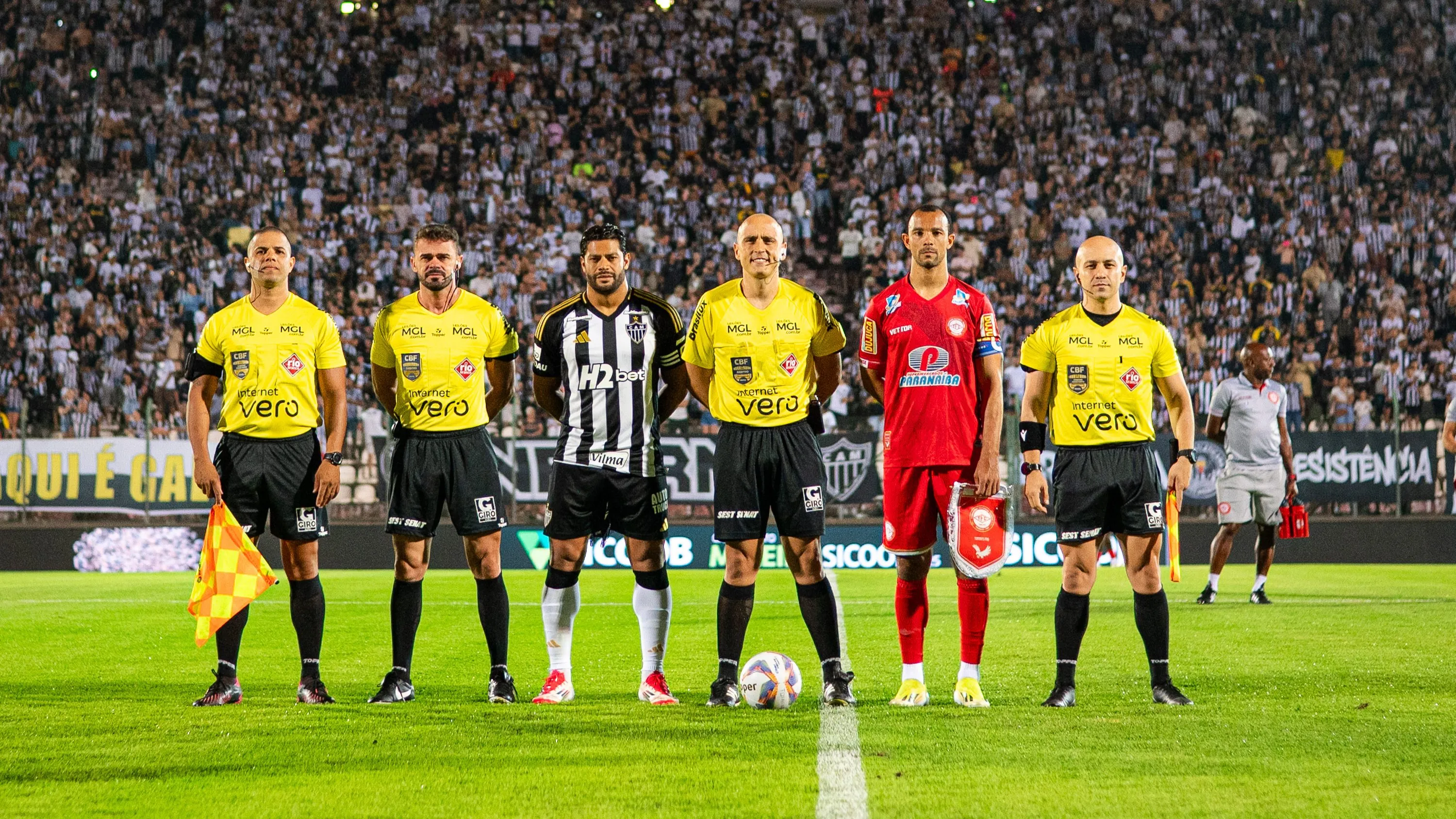 Capitães do Tombense e do Atletico MG  durante entrada em campo para partida contra o Atletico-MG no estadio Arena do Jacaré pelo Mineiro 2025. Foto: Alessandra Torres/AGIF