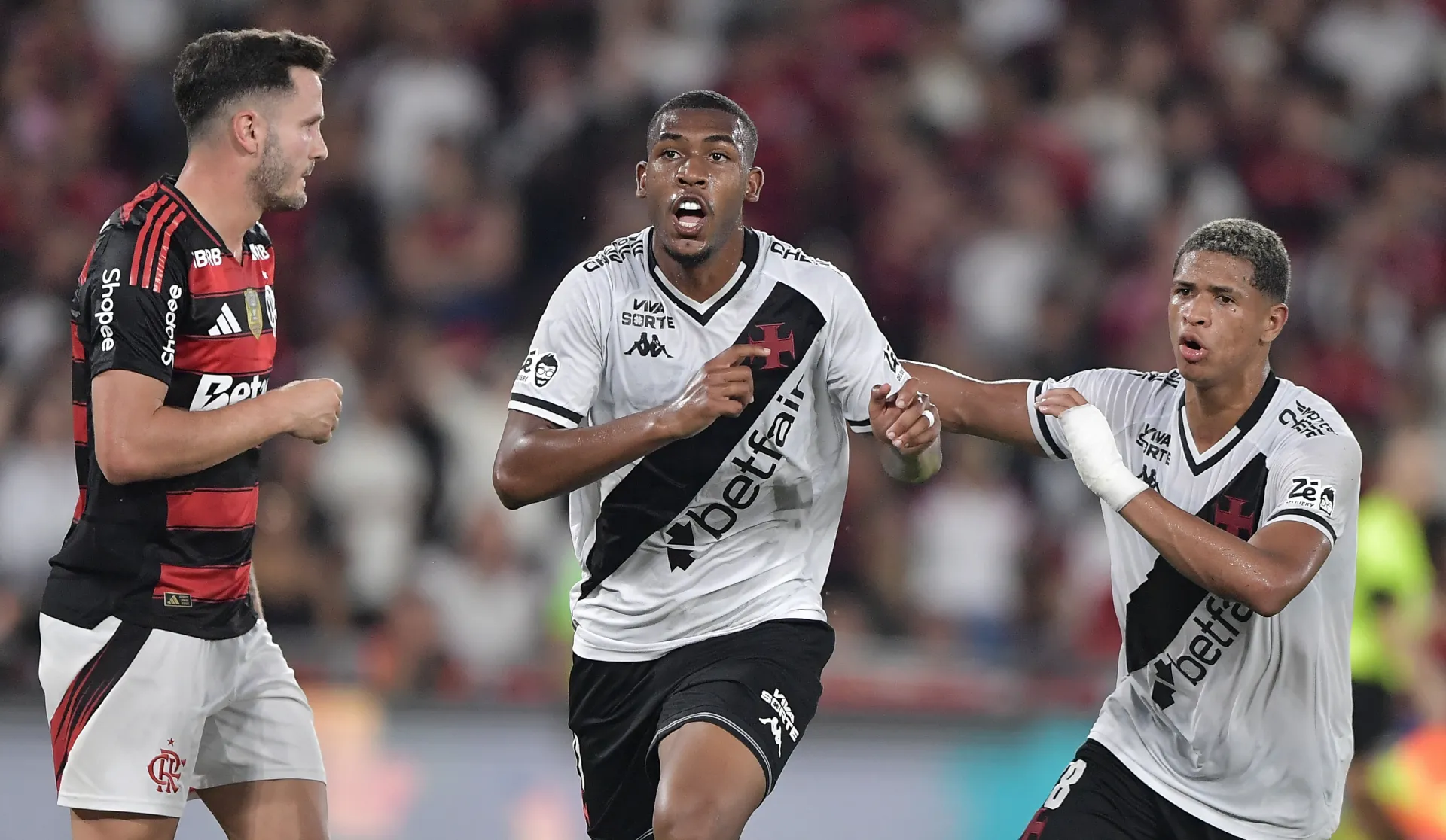 Rayan em ação pelo Vasco no último duelo contra o Flamengo – Foto: Thiago Ribeiro/AGIF