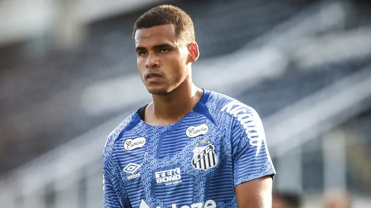Enzo Monteiro jogador do Santos durante aquecimento antes da partida contra o Paysandu no estadio Vila Belmiro pelo campeonato Brasileiro B 2024. Foto: Reinaldo Campos/AGIF