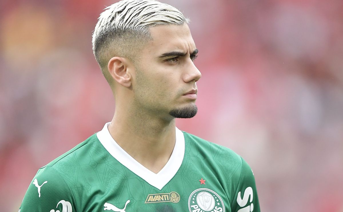 Andreas Pereira se aproxima de retorno no Palmeiras após evoluir em recuperação de lesão