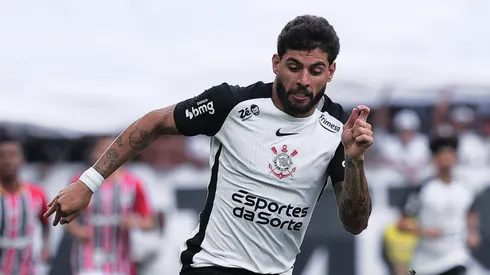 Yuri Alberto jogador do Corinthians disputa lance com Allan Franco. Foto: Ettore Chiereguini/AGIF
