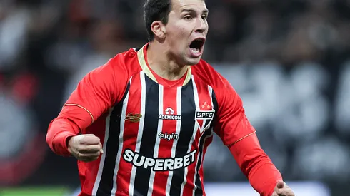 SAO PAULO, BRAZIL – NOVEMBER 20: Gonzalo Tapia of Sao Paulo celebrates after scoring the first goal of his team during a Brasileirao 2025 match between Corinthians and Sao Paulo at Neo Quimica Arena on November 20, 2025 in Sao Paulo, Brazil. (Photo by Alexandre Schneider/Getty Images)
