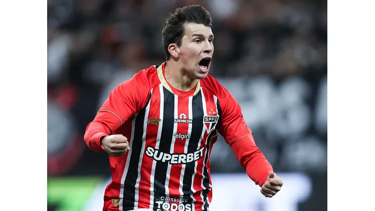 SAO PAULO, BRAZIL - NOVEMBER 20: Gonzalo Tapia of Sao Paulo celebrates after scoring the first goal of his team during a Brasileirao 2025 match between Corinthians and Sao Paulo at Neo Quimica Arena on November 20, 2025 in Sao Paulo, Brazil. (Photo by Alexandre Schneider/Getty Images)