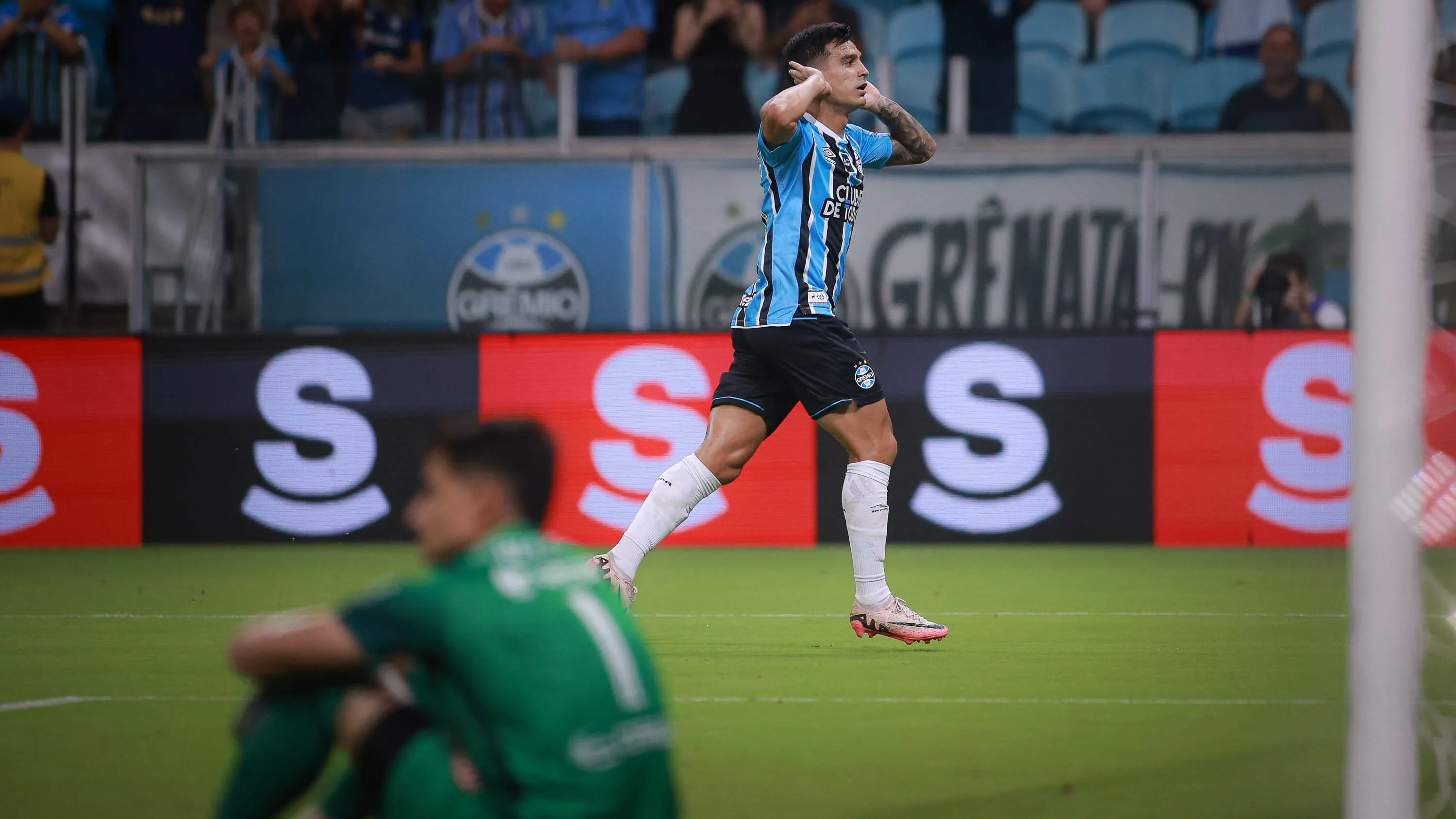 Franco Cristaldo jogador do Gremio comemora seu gol durante partida contra o Sao Luiz-RS no estadio Arena do Gremio pelo campeonato Gaucho 2026. Foto: Maxi Franzoi/AGIF