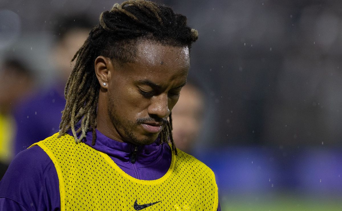 Marcação “sem vontade” de Carrillo chama a atenção no gol do São Paulo diante do Corinthians