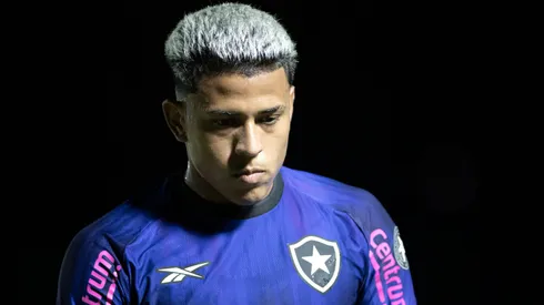 Matheus Martins jogador do Botafogo durante partida contra o Portuguesa no estadio Luso Brasileiro pelo campeonato Carioca 2026. Foto: Jorge Rodrigues/AGIF
