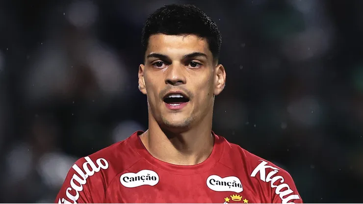 Gabriel Brazão foi decisivo ao defender um pênalti em Campinas