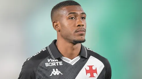 Time inglês força a barra e Vasco tenta segurar Rayan na janela
