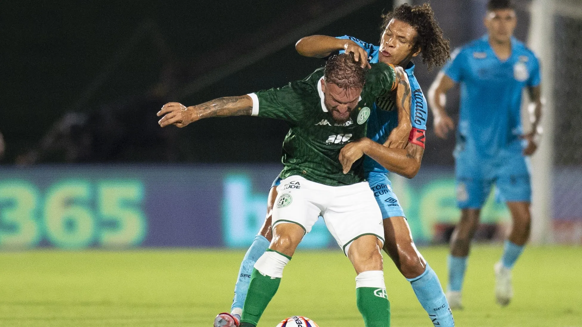 Willian Arão em ação pelo Peixe no duelo contra o Guarani –  Foto: Anderson Romao/AGIF