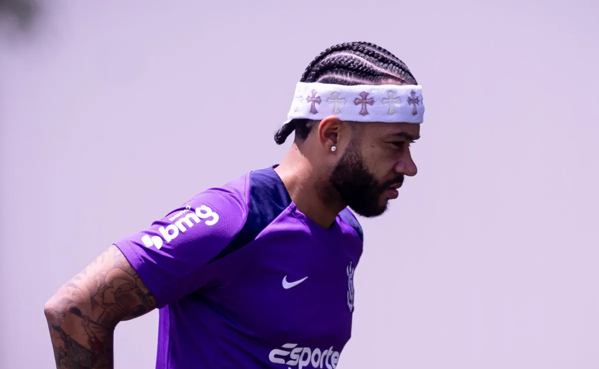 Corinthians adota cautela com Memphis Depay e descarta retorno no clássico