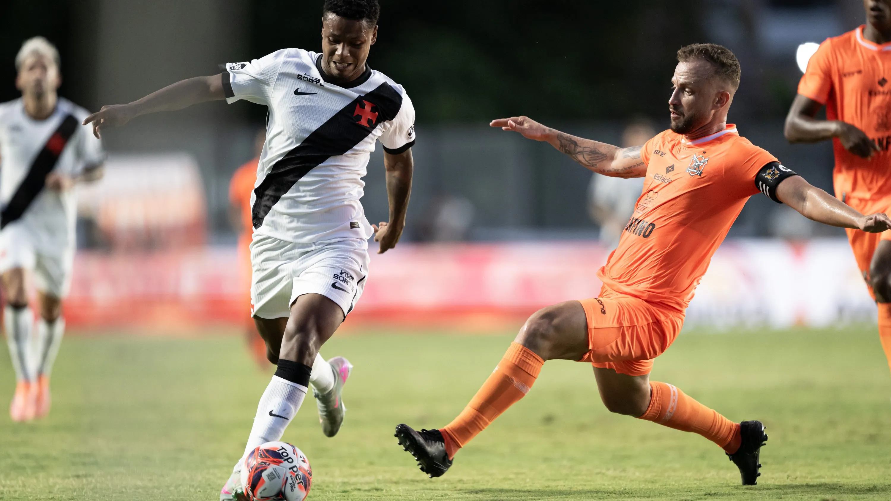 Matheus França em ção contra o Nova Iguaçu –  Foto: Jorge Rodrigues/AGIF