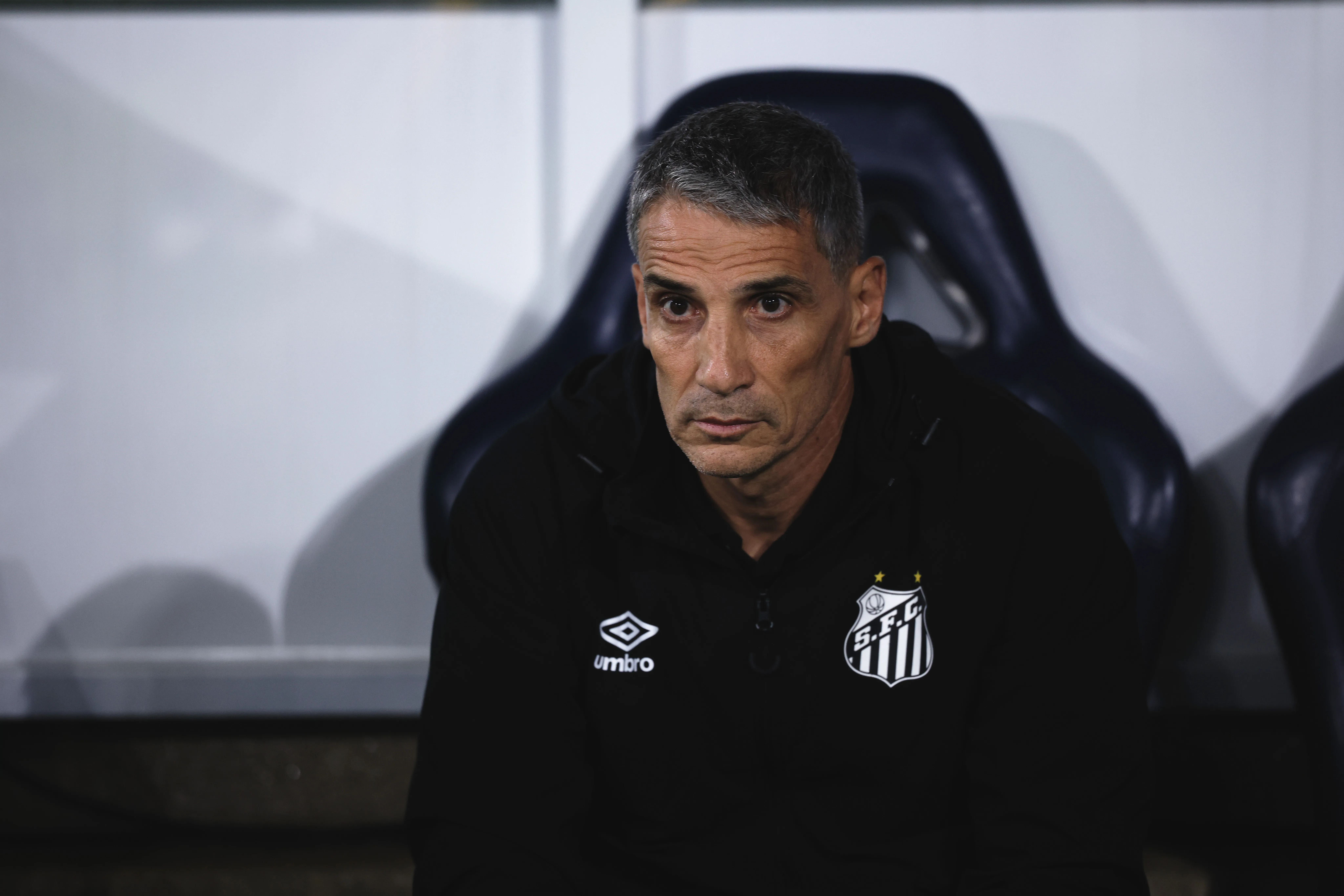 Juan Pablo Vojvoda tecnico do Santos durante partida contra o Palmeiras no estadio Arena Barueri pelo campeonato Paulista 2026. Foto: Ettore Chiereguini/AGIF