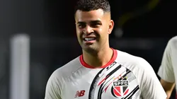 SP - SANTOS - 21/09/2025 - BRASILEIRO A 2025, SANTOS X SAO PAULO - Alisson jogador do Sao Paulo durante aquecimento antes da partida contra o Santos no estadio Vila Belmiro pelo campeonato Brasileiro A 2025. Foto: Jota Erre/AGIF