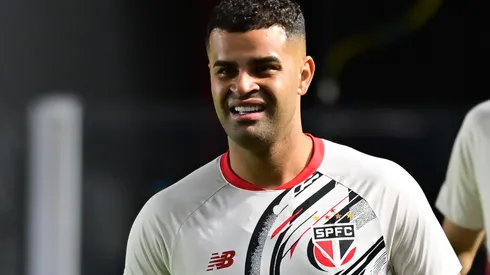 SP – SANTOS – 21/09/2025 – BRASILEIRO A 2025, SANTOS X SAO PAULO – Alisson jogador do Sao Paulo durante aquecimento antes da partida contra o Santos no estadio Vila Belmiro pelo campeonato Brasileiro A 2025. Foto: Jota Erre/AGIF
