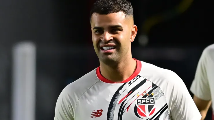 SP - SANTOS - 21/09/2025 - BRASILEIRO A 2025, SANTOS X SAO PAULO - Alisson jogador do Sao Paulo durante aquecimento antes da partida contra o Santos no estadio Vila Belmiro pelo campeonato Brasileiro A 2025. Foto: Jota Erre/AGIF