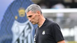 Vojvoda tecnico do Santos durante partida contra o Fortaleza no estadio Vila Belmiro