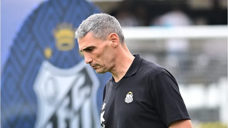 Vojvoda tecnico do Santos durante partida contra o Fortaleza no estadio Vila Belmiro