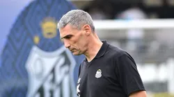 Vojvoda técnico do Santos durante partida Vila Belmiro.