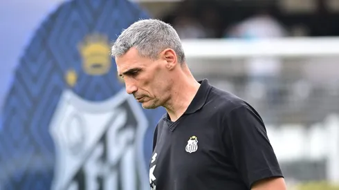 Vojvoda técnico do Santos durante partida Vila Belmiro.