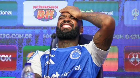 MG – MINAS GERAIS – 13/01/2026 – BELO HORIZONTE, APRESENTACAO ATLETA GERSON – Gerson jogador do Cruzeiro CHORA ao falar da infancia pobre durante  coletiva de imprensa para sua apresentacao realizada na Toca da Raposa II.   Foto: Gilson Lobo/AGIF
