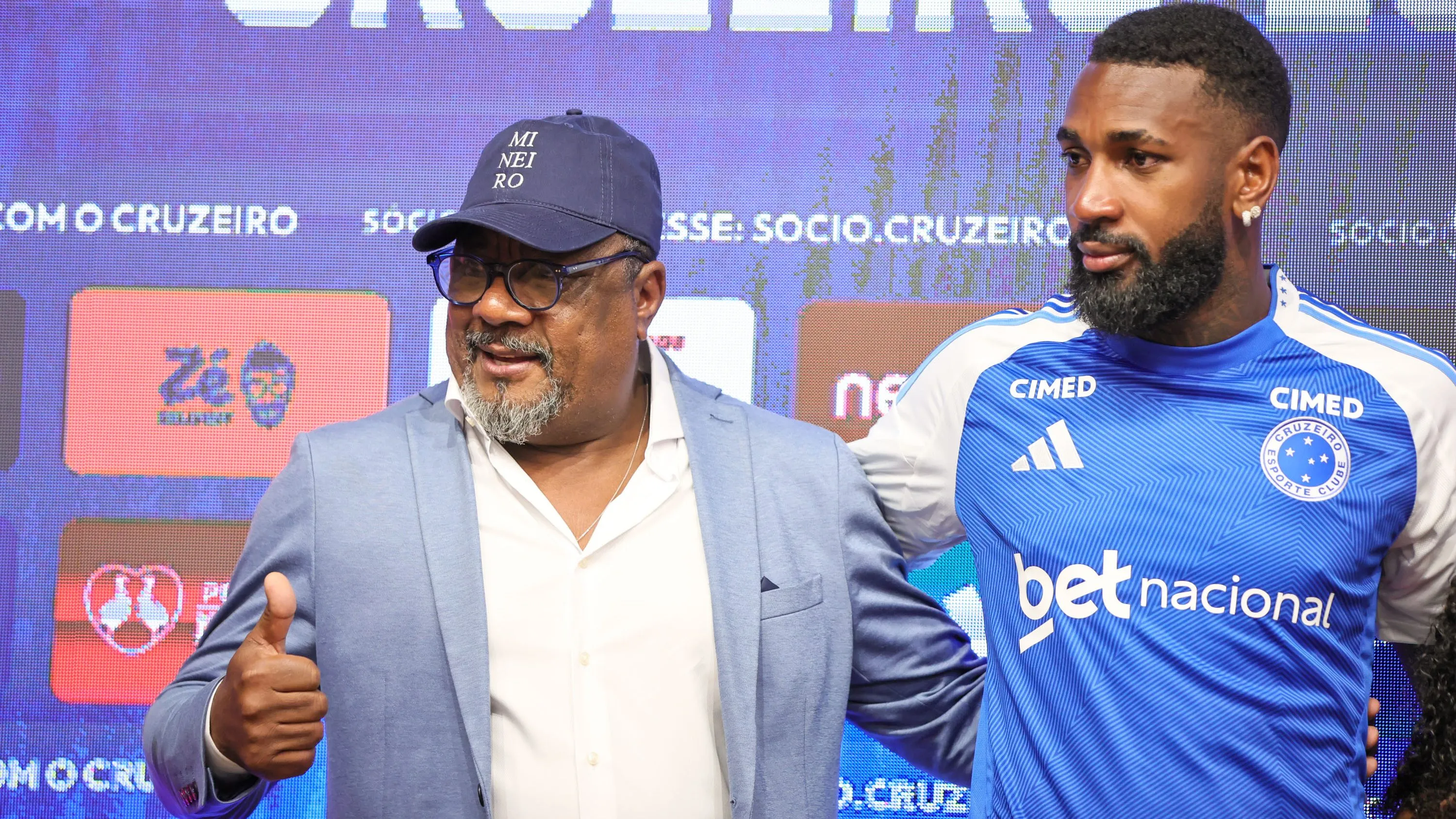 MG – MINAS GERAIS – 13/01/2026 – BELO HORIZONTE, APRESENTACAO ATLETA GERSON – Gerson jogador do Cruzeiro e seu pai Marcao durante  coletiva de imprensa para sua apresentacao realizada na Toca da Raposa II.   Foto: Gilson Lobo/AGIF