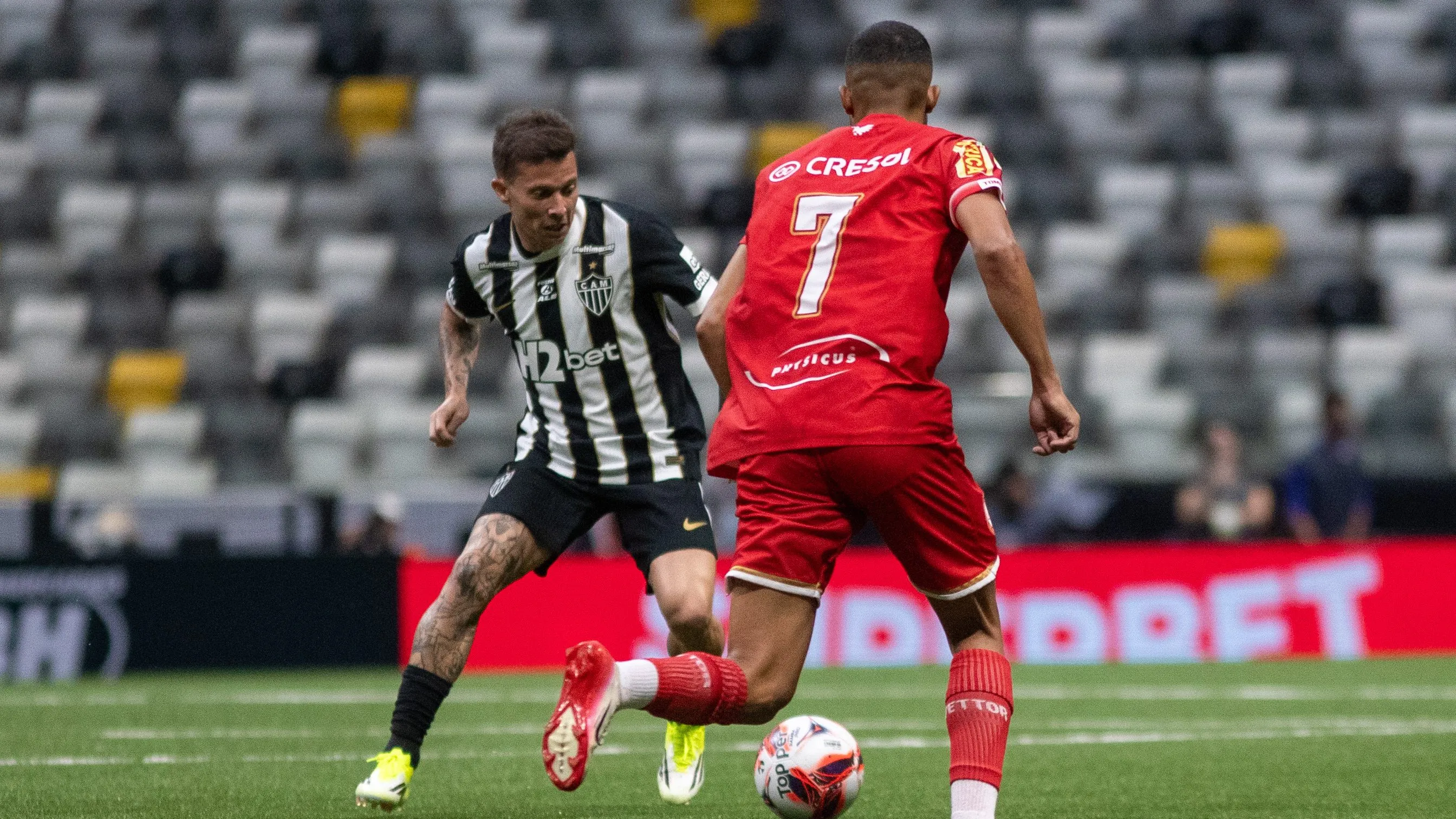 Bernard foi criticado após empate diante da Tombense - Bernard se irrita e discute com torcedor do Atlético-MG - Foto: Fernando Moreno/AGIF.