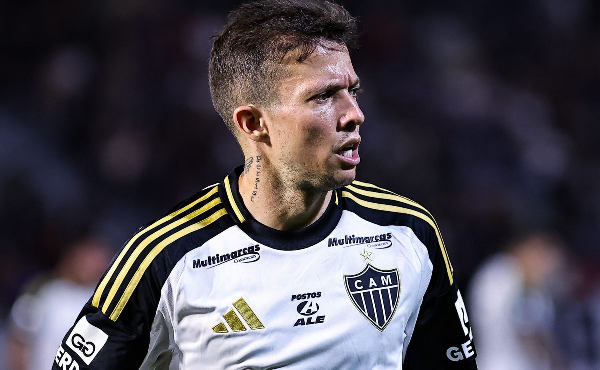 Bernard fica completamente incomodado e não alivia ao discutir com torcedor do Atlético-MG após vaias