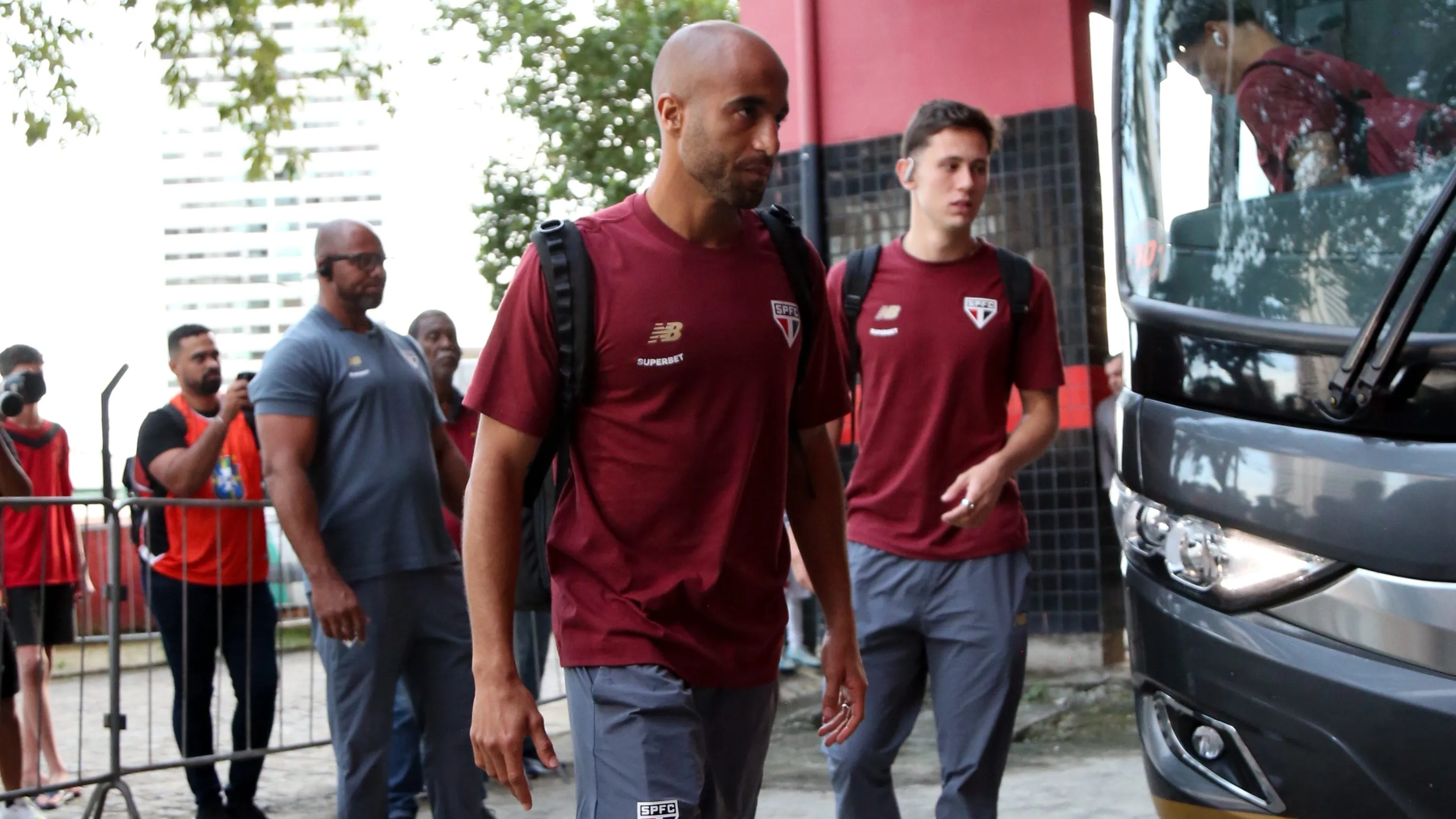 PE – RECIFE – 16/08/2025 – BRASILEIRO A 2025, SPORT X SAO PAULO -Lucas Moura jogador do Sao Paulo antes da partida entre Sport e Sao Paulo na Ilha do Retiro em Recife (PE), pelo Campeonato Brasileiro da Serie A 2025. Foto: Marlon Costa/AGIF