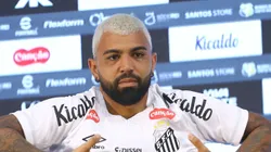 SP - SANTOS - 05/01/2026 - SANTOS, APRESENTACAO GABIGOL - Gabriel Barbosa (Gabigol) posa para fotos durante sua apresentacao oficial como jogador do Santos FC em coletiva de imprensa realizada no Vila Belmiro.