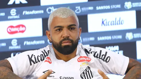 SP – SANTOS – 05/01/2026 – SANTOS, APRESENTACAO GABIGOL – Gabriel Barbosa (Gabigol) posa para fotos durante sua apresentacao oficial como jogador do Santos FC em coletiva de imprensa realizada no Vila Belmiro. 
