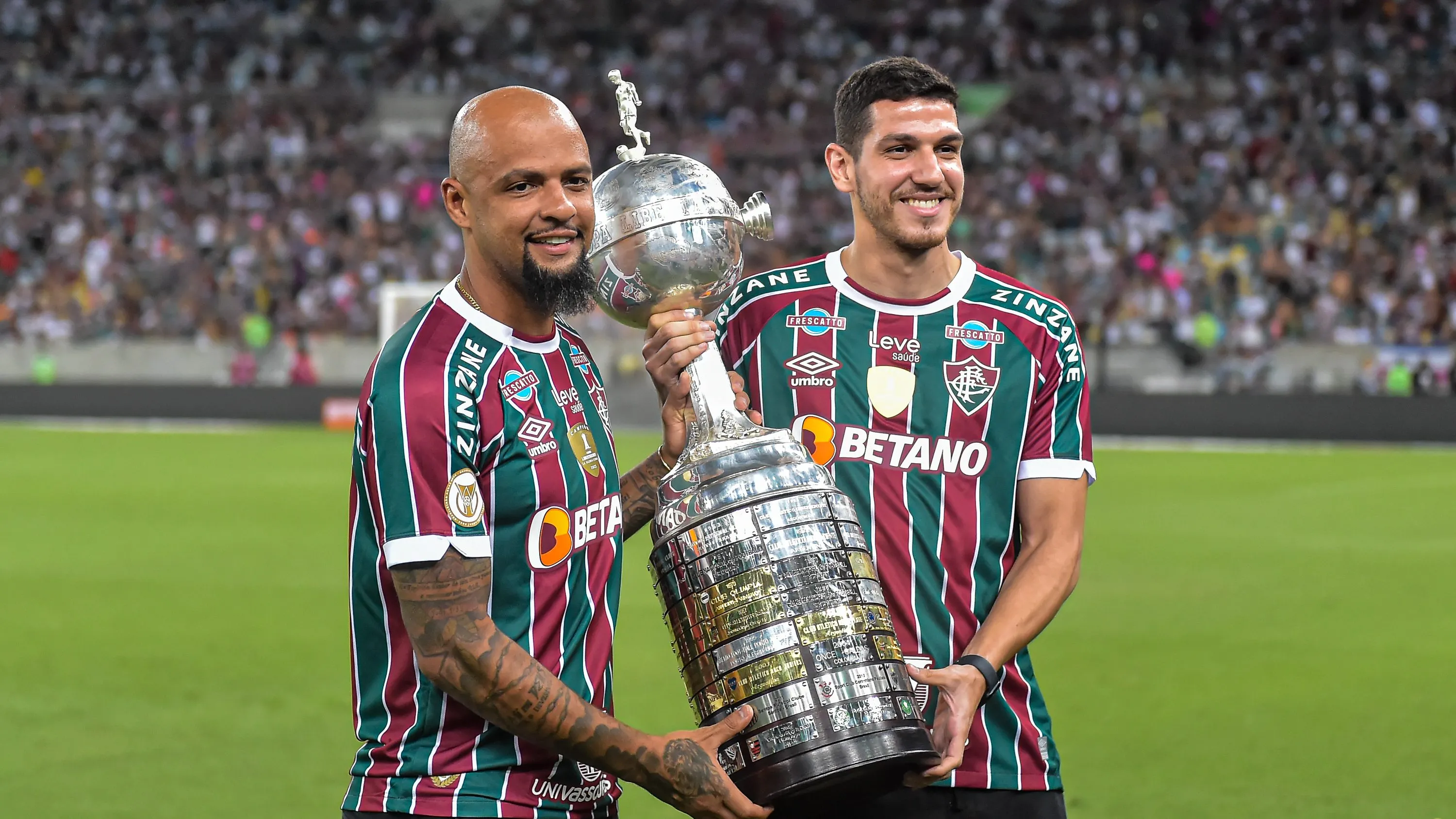 RJ – RIO DE JANEIRO – 22/11/2023 – BRASILEIRO A 2023, FLUMINENSE X SAO PAULO – Nino jogador do Fluminense carrega taca com Felipe Melo jogador da sua equipe antes da partida contra o Sao Paulo no estadio Maracana pelo campeonato Brasileiro A 2023. Foto: Thiago Ribeiro/AGIF