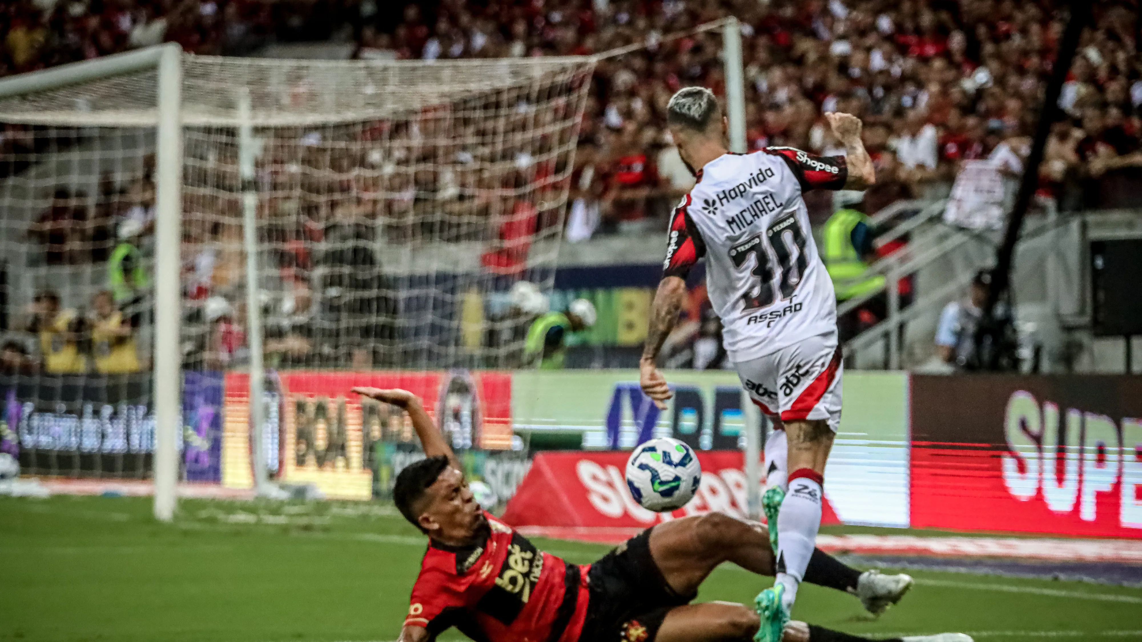 PE – RECIFE – 15/11/2025 – BRASILEIRO A 2025, SPORT X FLAMENGO E – [MICHAEL] jogador do Flamengo durante partida contra o Sport no estadio Arena Pernambuco pelo campeonato Brasileiro A 2025. Foto: Paulo Sergio Souza Xavier/AGIF