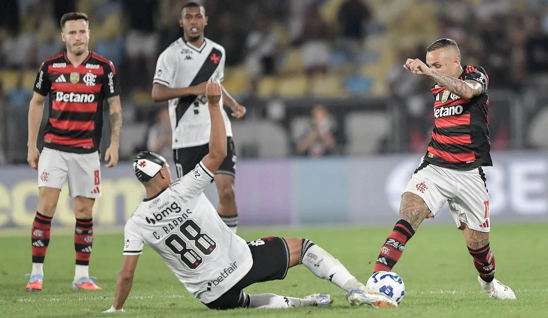 Everton Cebolinha durante o último Clássico dos Milhões – Foto: Thiago Ribeiro/AGIF