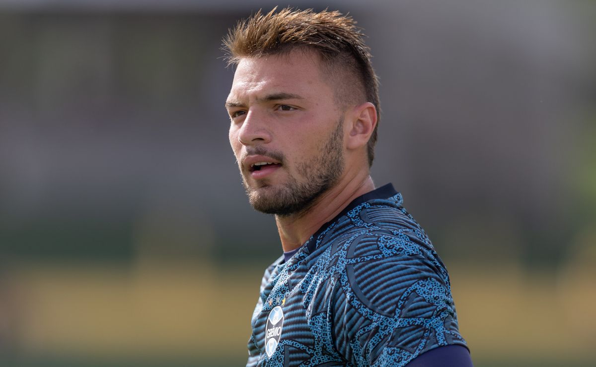 Gabriel Grando rebate boatos de que exige titularidade e destaca detalhe em sua renovação com o Grêmio