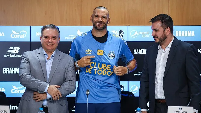 Weverton já posou com o manto sagrado do Imortal – FOTO: LUCAS UEBEL/GREMIO FBPA
